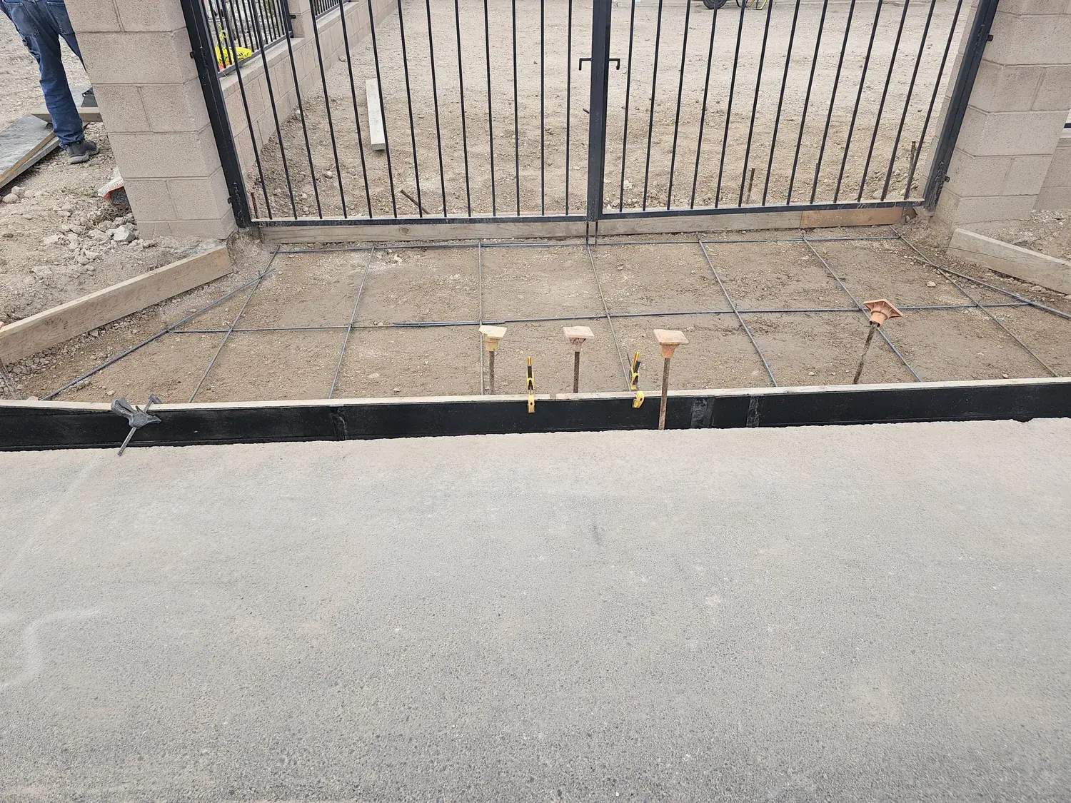 Formed and doweled concrete slab at the gate